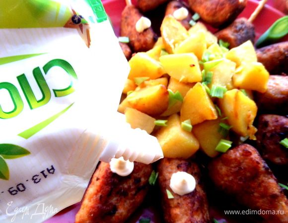 Из майонеза выдавливаем капли для украшения.