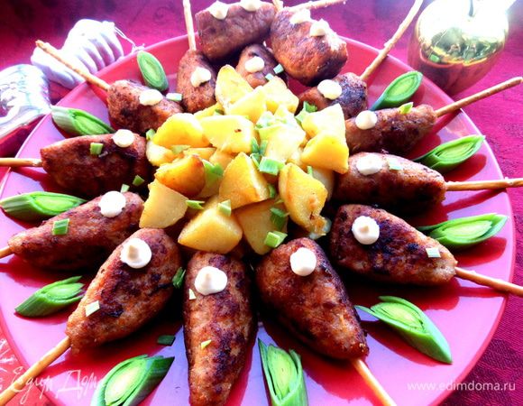 Украшаем кусочками лука порея.