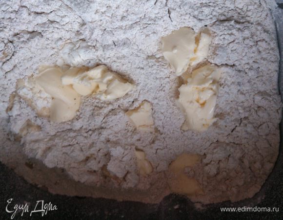 Тесто я замешивала в хлебопечке. При замешивании руками смешать все сухие ингридиенты, добавить размягченное сливочное масло, воду и хорошо вымесить тесто. Оставить на 30-40 минут подходить под полотенцем. 