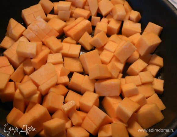 В сковороде разогреть оливковое масло и добавить в нее нарезанную произвольными кубиками тыкву. Слегка ее зарумянить, всыпать тимьян, влить бальзамик и воду. Потушить тыкву до мягкости.