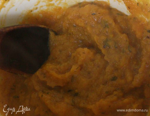 Тыкву посолить, слегка остудить и пробить блендером. Я не пробиваю до пюре, а так, чтобы попадались маленькие кусочки.