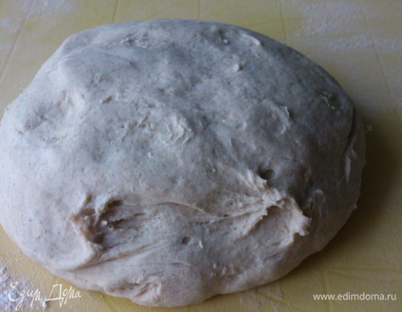 Тесто немного промесить на присыпанной мукой поверхности и разделить на 3 части.