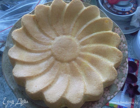 Нагреть духовку до 180 градусов.
Отделить желтки от белков. Растолочь сахарозаменитель стевия в пудру. Смещать желтки,  стевию, кукурузный крахмал (сухой пудинг), кукурузную муку, мелко натертую цедру 1 лимона и разрыхлитель. Взбить белки до крепких пиков. Осторожно перемешать тесто с белками, сразу же вылить в форму и поставить в духовку (если задержаться - крахмал осядет на дно). Испечь кекс до золотистого цвета и сухой зубочистки.