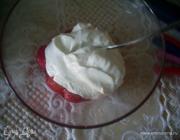 Смешать творожок, размороженную клубнику и немного фруктозы.