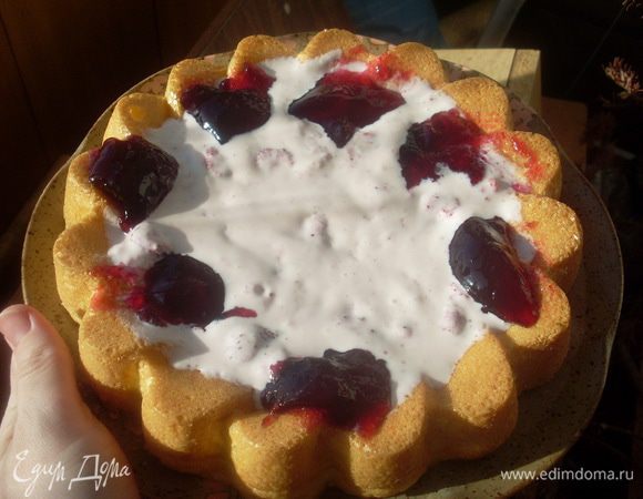 Выложить крем на кекс, украсить виноградным желе.