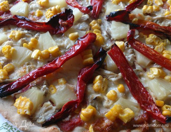 Я уже писала, что из данного количества теста получается 3 пиццы. Еще одна начинка, которая хорошо сочетается с этим тестом - томатный соус, моцарелла твердая для пиццы, курица, ананас, кукуруза, болгарский перец. Это была уже толстая пицца.