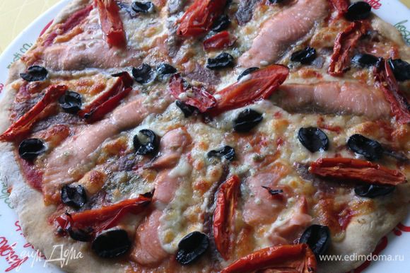 А третий вариант начинки, хорошо гармонирующий с этим тестом - томатный соус, моцарелла твердая для пиццы, слабосоленая семга, анчоусы, оливки, помидоры.