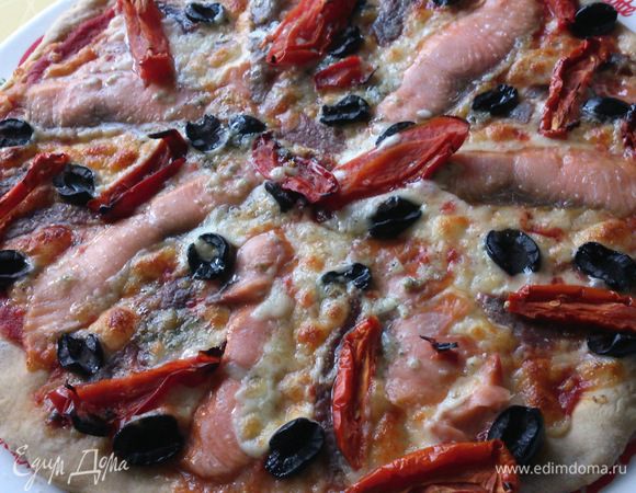 А третий вариант начинки, хорошо гармонирующий с этим тестом - томатный соус, моцарелла твердая для пиццы, слабосоленая семга, анчоусы, оливки, помидоры.