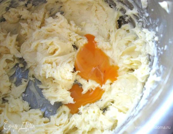 Отделить белок от желтка. Белок не понадобится. К смеси масла с сахарной пудрой добавить желток, хорошо перемешать. 