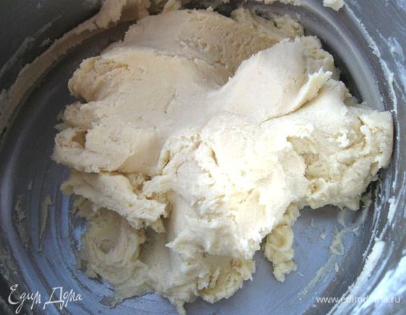 Добавить муку и замесить тесто. 