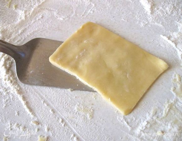 От шара из теста ( половину теста лучше держать в холодильнике, пока вы работаете с другой частью) взять небольшой кусочек, раскатать его на присыпанной мукой поверхности, чтобы получился нетолстый слой теста ( 3 – 5 мм). Вырезать с помощью формочки будущее печенье (у меня это пластиковая коробка из-под карт). 