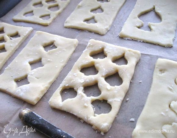 Разогреть духовку до 180 градусов.  Переложить все заготовки печенья на  противень, покрытый бумагой для выпечки, поставить в духовку на 12 - 14 минут. Перекладывать удобно широкой металлической лопаткой. 


