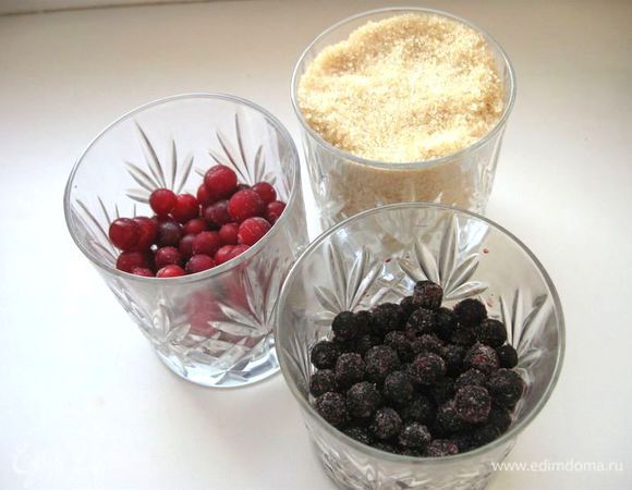 Вынуть, подождать до остывания. Тем временем приготовить «быстрое» варенье: чернику смешать с половиной указанного количества сахарного песка, так же поступить с клюквой, варить на маленьком огне в разных кастрюльках, помешивая, минут 20. Остудить 5 минут, затем снова поставить на огонь и варить, помешивая, 5 минут. 

