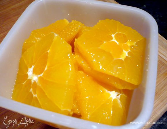 Из одного апельсина выжмем сок. С трех других апельсинов срежем толстый слой кожуры,  сняв таким образом и самую горькую белую часть с апельсинов. Нарежем апельсины колечками примерно по 5 мм шириной.  