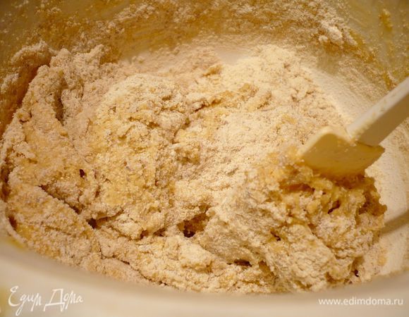 Духовку разогреем до 180 градусов. Муку смешаем с молотым миндалем, пекарским порошком и манной крупой. Масло взобьем с коричневым сахаром, введем яйца по одному. Введем мучную смесь. Перемешаем лопаточкой до однородности. 