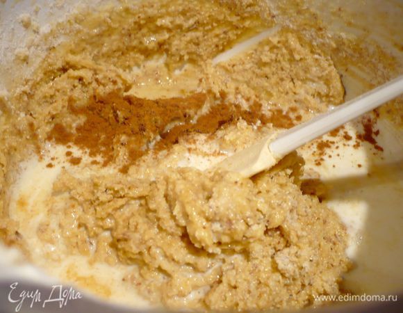 Добавим в яично-масляную массу, смешанную с мукой и манкой, щепотку соли, ванилин, имбирь, корицу, молоко и апельсиновый сок. Перемешаем хорошенько. Из обычного сахара и 40 мл воды сварим сироп, доведя сахар до растворения.