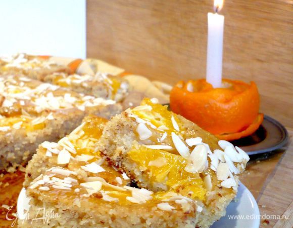 Джем разогреем и смажем им наш пирог, как только достанем его из духовки. Сверху посыпем лепестками миндаля. Угощайтесь!  