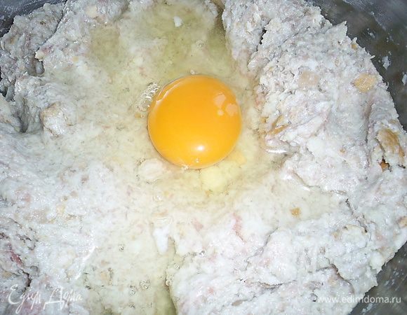 Нам понадобиться приготовить фарш из мяса, замоченного в молоке батона (желательно вчерашнего), крупной луковицы. Затем добавляем к фаршу яйцо, белок (желток пойдет для "окраса птенцов"), соль и ваши любимые специи (у меня перец черный и немного хмели-сунели).