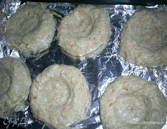 Фарш перемешиваем до однородности, немного отбиваем, несколько раз бросив его в миску. Затем делим фарш на 6 частей. Из каждой формируем толстую круглую котлету. Выкладываем заготовки на противень, выстеленный фольгой и смазанный растительным маслом. В каждой котлете делаем углубление дном стакана. Отправляем в духовку, разогретую до 190-200 градусов, на 20-25 минут.