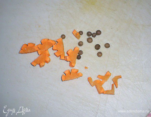 Тем временем подготовим для наших птенцов горошинки душистого перца - глазки. Их нам понадобится 12 штук. Из морковки (желательно взять вареную, хотя у меня была сырая) вырезаем по 6 клювиков и гребешков.