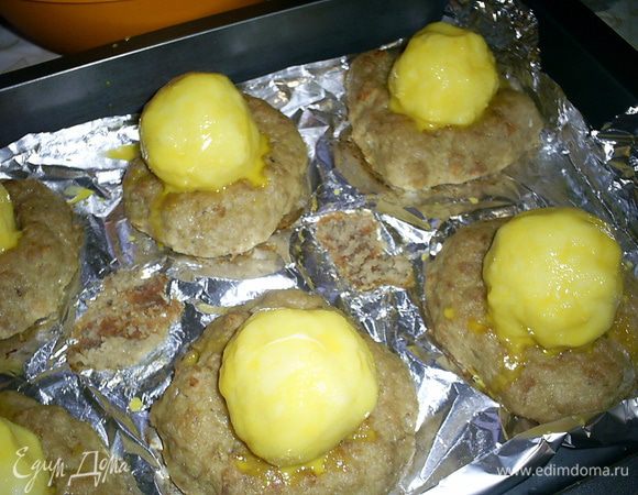 Еще нам понадобиться готовое картофельное пюре. Его можно приготовить непосредственно для этого блюда, а можно взять остатки прошлой трапезы. Все равно его мы будем запекать))) Формируем 6 шариков, кладем их в готовые гнезда и смазываем оставшимся от их приготовления желтком со столовой ложкой холодной воды или молока. 