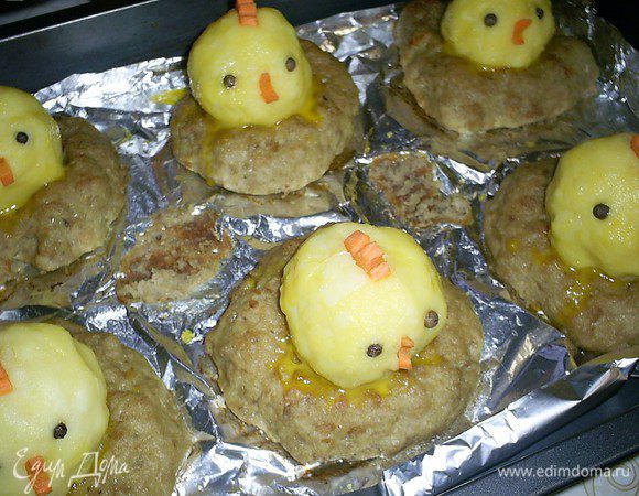 Теперь нам осталось приделать "птенчикам" глазки, клювики и гребешки. Полученную красоту отправляем в разогретую до 180-190 градусов духовку на 15 минут.