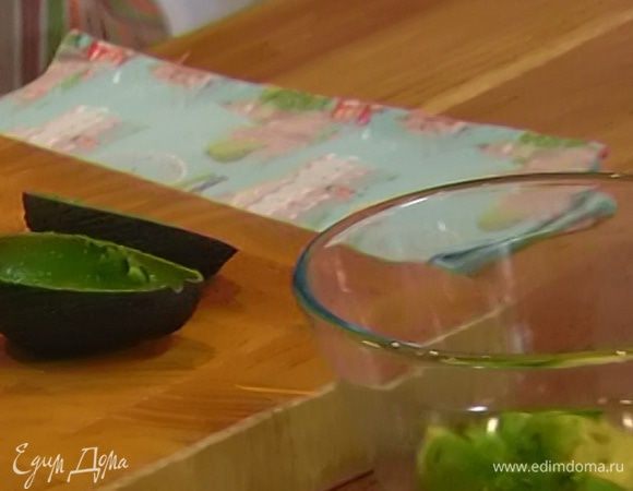 Авокадо разрезать вдоль пополам и, удалив косточку, ложкой вынуть мякоть так, чтобы чашечки остались целыми.