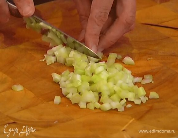 Стебель сельдерея разрезать вдоль на несколько частей, затем нарезать небольшими кусочками.