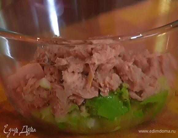 Мякоть авокадо соединить с сельдереем и тунцом, добавить майонез и все перемешать.