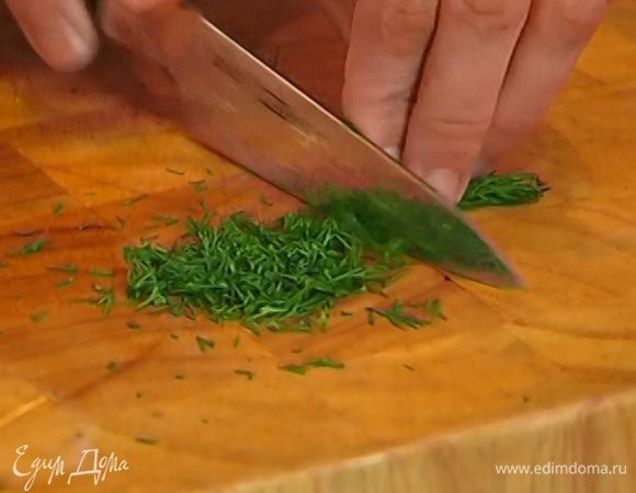 Укроп мелко порубить.