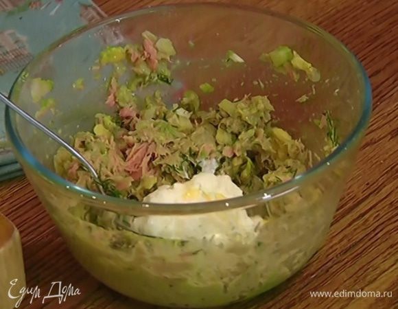 Чеснок и укроп добавить к авокадо с тунцом, посолить, поперчить, добавить йогурт и перемешать.