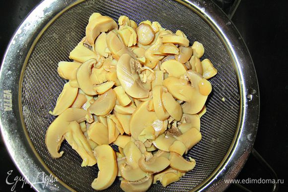 С грибов слить жидкость, порезать и добавить к овощам.
