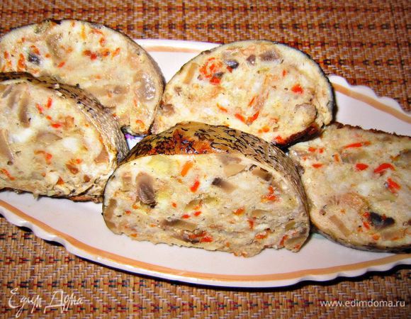 Укладываем щуку на блюдо, нарезаем на порционные куски и украшаем.