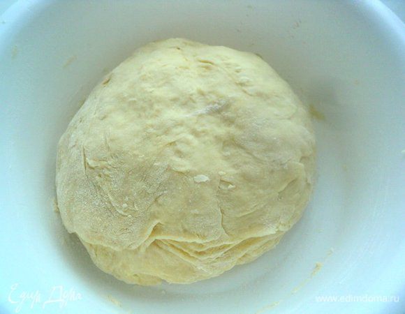 Приготовим тесто для пиццы: в теплую воду добавить сахар, соль, яйцо, дрожжи и немного взбить венчиком. Затем добавить постепенно муку, оливковое масло и замесить мягкое тесто. Тесто скатать в ком, накрыть полотенцем и поставить в теплое место для подъема на 1 час. Этого количества теста хватит на 2 пиццы Ф-26 см.