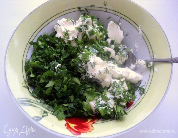 Зеленый лук, укроп и петрушку мелко порезать и добавить к сливочному сыру, посолить и поперчить по вкусу, перемешать. Из зелени можно еще добавить базилик и другую зелень по вкусу. 