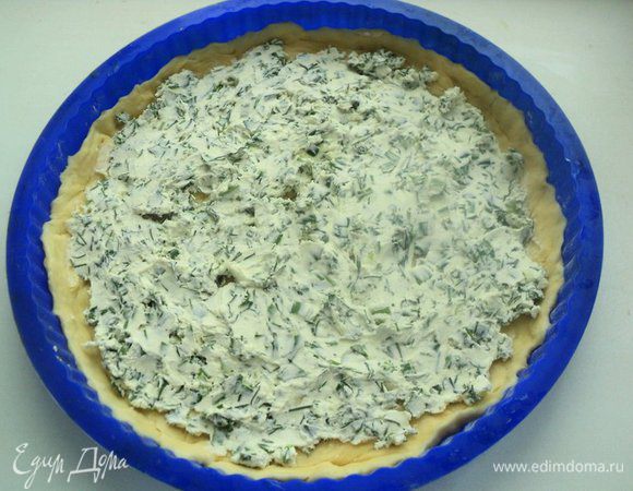 На тесто выложить сыр с зеленью слоем 1 см.