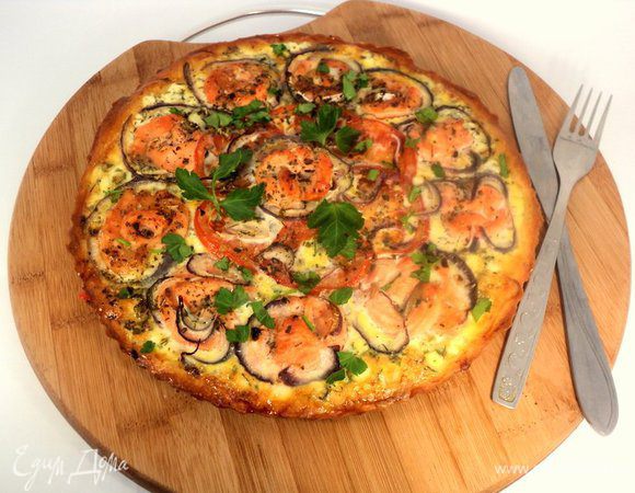 Готовую пиццу посыпать зеленью. 