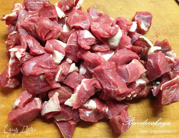 Готовим соус (ВАДЖУ): Баранину помыть, обсушить и порезать небольшими кусочками.
