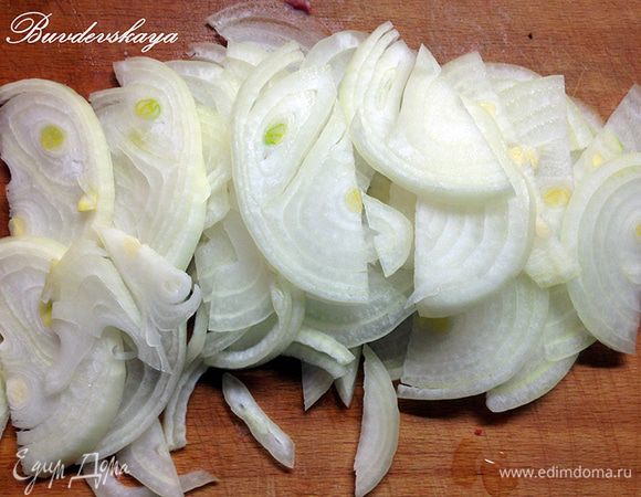 Репчатый лук помыть, почистить и нарезать тонкими полукольцами.