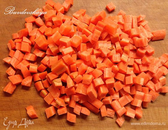 Тем временем, помыть, почистить и порезать мелкими кубиками морковь. Так же порезать болгарский перец и баклажан (примерно 1 х 1 см).