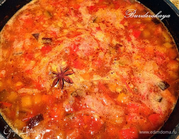 В готовый соус выжать через пресс чеснок и добавить мелко нарезанную зелень.