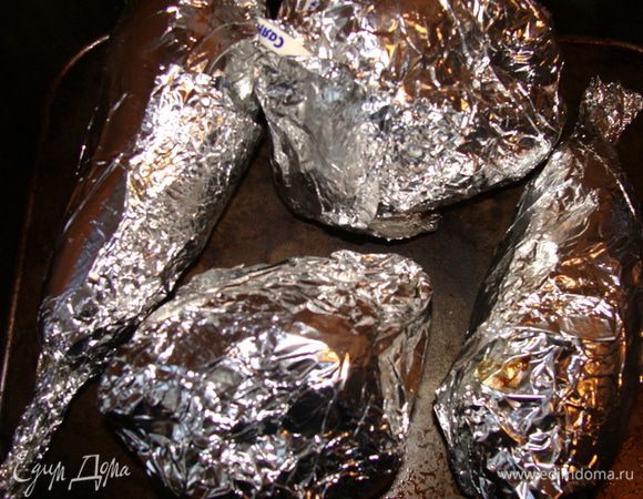 Два маленьких баклажана и перец помыть, обсушить, обернуть фольгой и запечь в духовке до готовности.