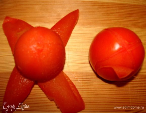 Пока овощи запекаются, можно приготовить соус. У двух средних помидоров сделать крестообразные надрезы, опустить в кипящую воду на одну минуту, вынуть из воды, снять кожицу.