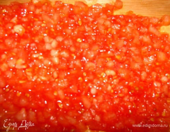 Порезать мелко и потом еще порубить ножом.