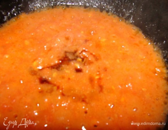 Протушить помидоры с оливковим маслом, добавить сахар.
