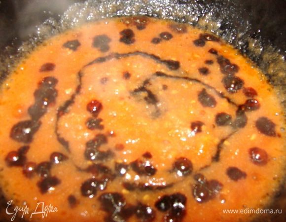 В конце добавить соевый соус (он должен быть густой и очень качественный). Дать закипеть, перемешать и убрать с плиты.