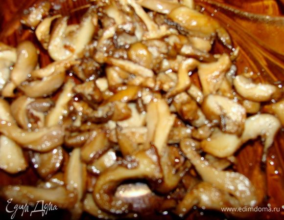 Вешенки порезать и обжарить до готовности.