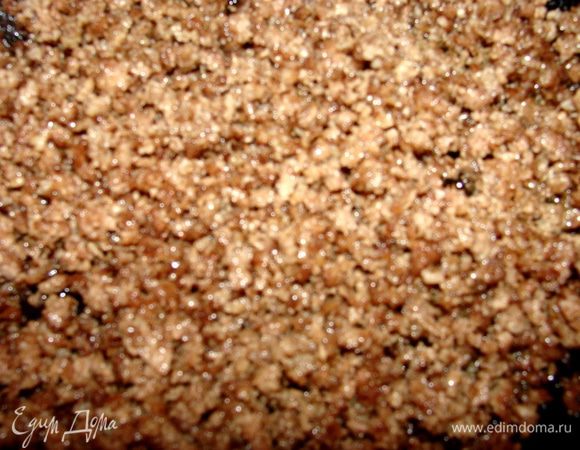 Фарш обжарить до готовности, в самом конце посолить и поперчить.