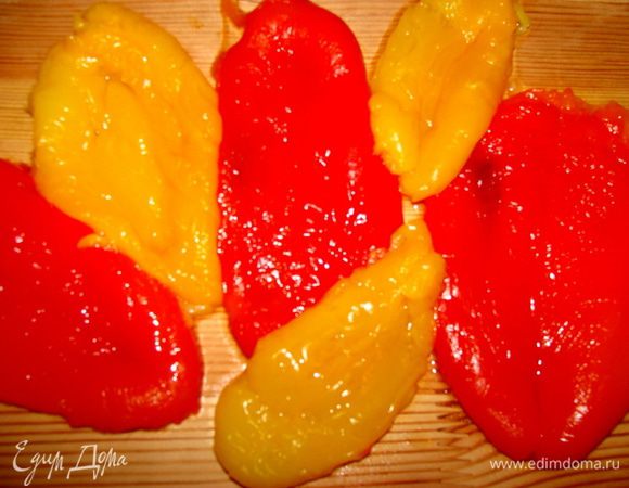 Готовые овощи достать из духовки, очистить от кожицы и семян перцы, баклажаны только от кожуры.