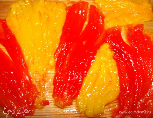 Перцы порезать острым ножом вдоль на перышки.